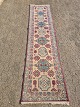 Orientalsk 
tæppe, fra 
1980erne.
Det har slid 
og er 
solbleget.
Længde 343cm 
Bredde 80cm