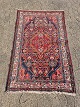 Orientalsk 
tæppe, fra 
1990erne.
Det har slidte 
frynser og 
brugsspor.
Længde 180cm 
Bredde 109cm