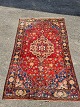 Orientalsk 
tæppe, fra 
1980erne.
Det har 
brugsspor/slid.
Længde 225cm 
Bredde 133cm