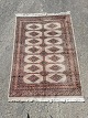 Orientalsk tæppe, fra 1990erne.Det har brugsspor/pletter.Længde 200cm Bredde 143cm