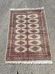 Orientalsk 
tæppe, fra 
1990erne.
Det har 
brugsspor/pletter.

Længde 200cm 
Bredde 143cm