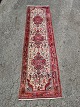 Iransk tæppe, 
fra 1980erne.
Det har 
brugsspor/slid.
Længde 303cm 
Bredde 82cm