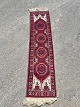 Orientalsk tæppe, fra 1990erne.Det har små brugsspor.Længde 215cm Bredde 48cm