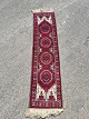 Orientalsk 
tæppe, fra 
1990erne.
Det har små 
brugsspor.
Længde 215cm 
Bredde 48cm