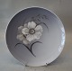 2315-1120 Kgl. platte med hvid blomst  ca 20 cm # 75    fra  Royal Copenhagen I hel og fin stand
