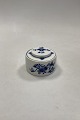 Royal 
Copenhagen 
Musselmalet 
Riflet 
Lågkrukke / 
Bonbonniere No 
5024. Måler 11 
cm x 7 cm ( 
4.33 ...