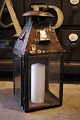 Gammel lanterne til bloglys i metal med gammel bemaling og med en rigtig fin patina. H:55cm. ...