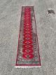 Orientalsk tæppe, fra 1980erne.Det har brugsspor på frynserne.Længde 383cm Bredde 80cm