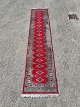 Orientalsk 
tæppe, fra 
1980erne.
Det har 
brugsspor på 
frynserne.
Længde 383cm 
Bredde 80cm