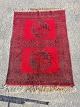 Orientalsk 
tæppe, fra 
1980erne.
Det har små 
brugsspor.
Længde 190cm 
Bredde 123cm