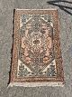 Orientalsk 
tæppe, fra 
1980erne.
Det har små 
brugsspor og er 
solbleget.
Længde 130cm 
Bredde 77cm