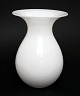 Holmegaard, Shape, Vase i opalhvid, mundblæst glas. Designet af Peter Svarrer 2005. Højde 17 cm. ...