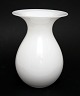 Holmegaard, 
Shape, Vase i 
opalhvid, 
mundblæst glas. 
Designet af 
Peter Svarrer 
2005. Højde 17 
cm. ...