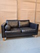 2 Personers 
lædersofa, fra 
2000erne.
Den har 
brugsspor.
Højde 78cm 
Bredde 155cm 
Dybde 84cm ...