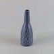 Blå vase i stentøj med slank hals og gråt harlekin mønster.Signeret og mærket no 32Design ...