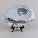 Fad i porcelæn 
med motiv af 
torsk og krabbe 
no 1/481
Producent 
Royal 
Copenhagen
2. ...