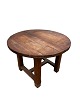 Rundt spisebord i patineret egetræ originalt fra Danmark omkring 1940'erne. Står i flot original ...