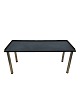 Skrivebord med sort laminatplade med mørkt træ rundt om med stål ben, stemplet CAMAR Mål i cm: ...