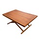 Sofabord i mahogni, som kan foldes sammen fra omkring 1940'erne. Mål i cm: H:46 B:110 D:70