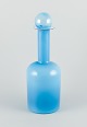 Otto Brauer for Holmegaard. Vase/flaske i turkis mundblæst kunstglas med lyseblå ...