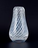 Skandinavisk glaskunstner. Mundblæst kunstglasvase i klart glas designet med hvide ...