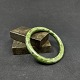 Diameter 6/7,5 cm.Flot armring i spættet jade, ligner spinatjadeArmringen har en ...