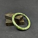 Diameter 6/7,5 
cm.
Flot armring i 
spættet jade, 
ligner 
spinatjade
Armringen har 
en ...