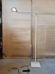 Luxo Stringa 
standerlampe 
fra 1980erne.
Den har 
brugsspor.
Højde 160cm 
Fod 30cm X 30cm