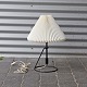 Bordlampe model 
305 med 
sortlakeret 
metalfod og 
skærm af hvidt 
plast
Designer Kaare 
...