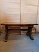 Bord i fineret 
egetræ, fra 
1930erne.
Det har 
brugsspor.
Højde 76cm 
Bredde 79cm 
Længde 152cm