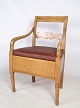 Bonde stol / armstol i fyrretræ med brunt læder fra omkring år 1840'erne. Står i flot istandsat. ...