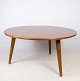 Sofabordet i stel af teak og massiv eg er designet af Hans J. Wegner for Andreas Tuck i ...
