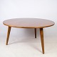 Sofabordet i 
stel af teak og 
massiv eg er 
designet af 
Hans J. Wegner 
for Andreas 
Tuck i ...