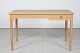 Hans J. Wegner (1914-2007)Skrivebord fremstillet af sæbebehandlet egetræm/1 skuffe med lås ...