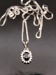 18 karar 
hvidguld 
vedhæng 1,3 x 
0,95 cm. safir 
omgivet af 
diamanter og 
kæde 49 cm. 
emne nr. 537903
