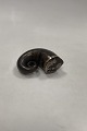 Antik 
Tobaksdåse 
udført i horn 
med sølv 
dekoration 
muligvis fra 
Island
Måler 12cm / 
4.72 inch