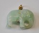 Jade vedhæng i 
form af elefant 
med guld øsken. 
Ustemplet. H.: 
2 cm. L.: 2 
cm. 