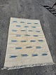 Tæppe i uld, fra 1990erne.Det har brugsspor.Bredde 136cm Længde 200cm