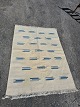 Tæppe i uld, 
fra 1990erne.
Det har 
brugsspor.
Bredde 136cm 
Længde 200cm