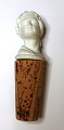 Vinprop i biskuit i form af kvinde buste med korkprop. Formentlig fra Royal Copenhagen. Højde på ...