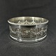 Diameter 12,5 
cm.
Højde 5 cm.
Stemplet Alpha 
plate Viners of 
Sheffield 
England.
Vinbakken ...