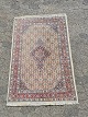 Orientalsk 
tæppe, fra 
1980erne.
Det har små 
brugsspor og er 
solbleget.
Længde 155cm 
Bredde 100cm