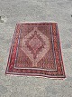 Orientalsk 
tæppe, fra 
1980erne.
Det har 
brugsspor.
Længde 168cm 
Bredde 128cm