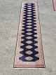 Orientalsk 
tæppe, fra 
190erne.
Det har små 
brugsspor.
Længde 318cm 
Bredde 83cm