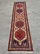 Orientalsk 
tæppe, fra 
1980erne.
Det har små 
brugsspor.
Længde 308cm 
Bredde 81cm