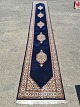 Orientalsk 
tæppe, fra 
1990erne.
Det har små 
brugsspor.
Længde 508cm 
Bredde 81cm