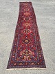 Orientalsk 
tæppe, fra 
1980erne.
Det har 
brugsspor.
Længde 480cm 
Bredde 98cm