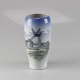 Vase i porcelæn 
med motiv af 
Dybbøl Mølle nr 
4568
Producent 
Royal 
Copenhagen
1. ...