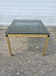 Lampebord i 
metal med 
glasplade, fra 
1980erne.
Højde 50cm 
Bredde 65cm 
Længde 65cm