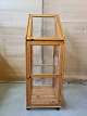 Glasmontre i 
massivt 
fyrretræ, fra 
1980erne.
Den har 
brugsspor.
Højde 139cm og 
højde 100cm ...